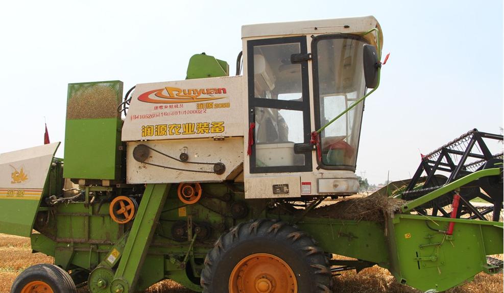 纵横田间，麦收不将就，这款山东“壮汉”收割机就是猛