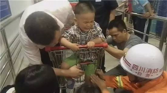逛超市小孩从购物车掉下来,逛超市丢孩子