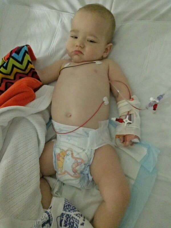 逛超市小孩从购物车掉下来,逛超市丢孩子