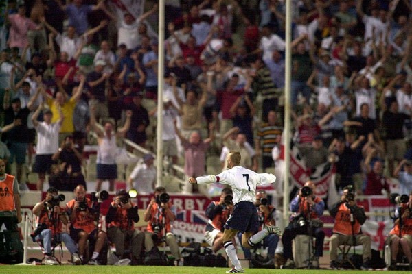 足球最美时刻视频,贝影在足球场上