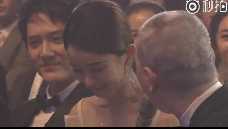 “微博电影之夜”冯小刚调侃李易峰，可是没想到俩人一言不合就开车，连赵丽颖都不放过