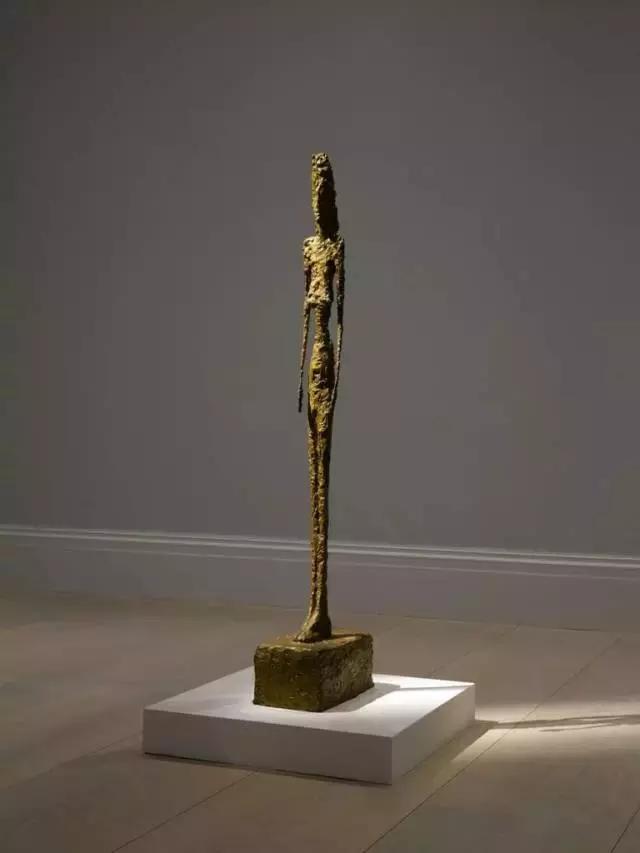 贾科梅蒂经典雕塑形象,贾科梅蒂的雕塑是用什么雕的