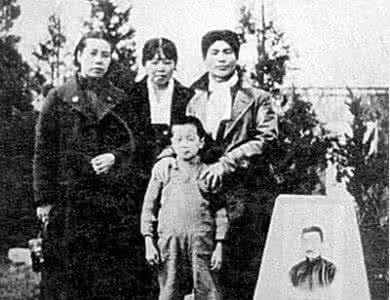 为爱路途跋涉遥，只留世间一萧红