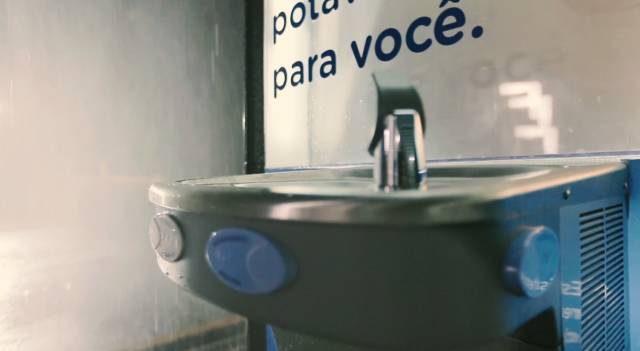震惊！巴西的公交站牌居然会“吐”矿泉水！