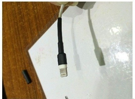 苹果手机数据线炸开了？一根5毛钱的热缩胶拯救了它