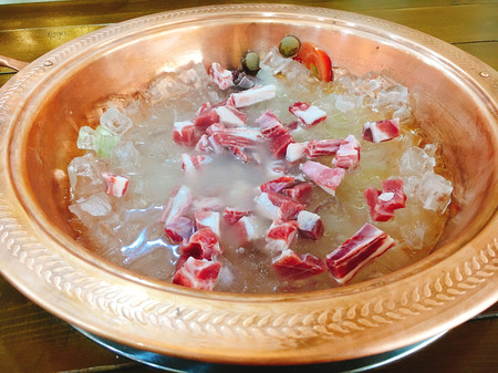 冰煮羊涮羊肉,涮羊肉在锅中翻腾的样子