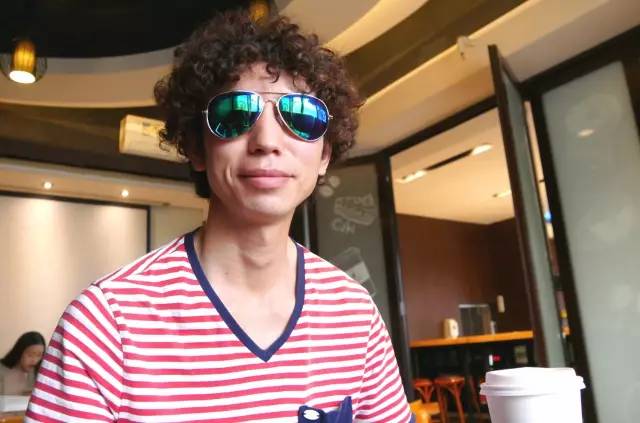 当庞麦郎脱下“滑板鞋”|个唱仅7位观众,现在住农村仍坚持写歌