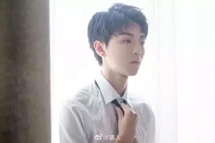 王俊凯几岁登上的米兰时装周,王俊凯t台首秀