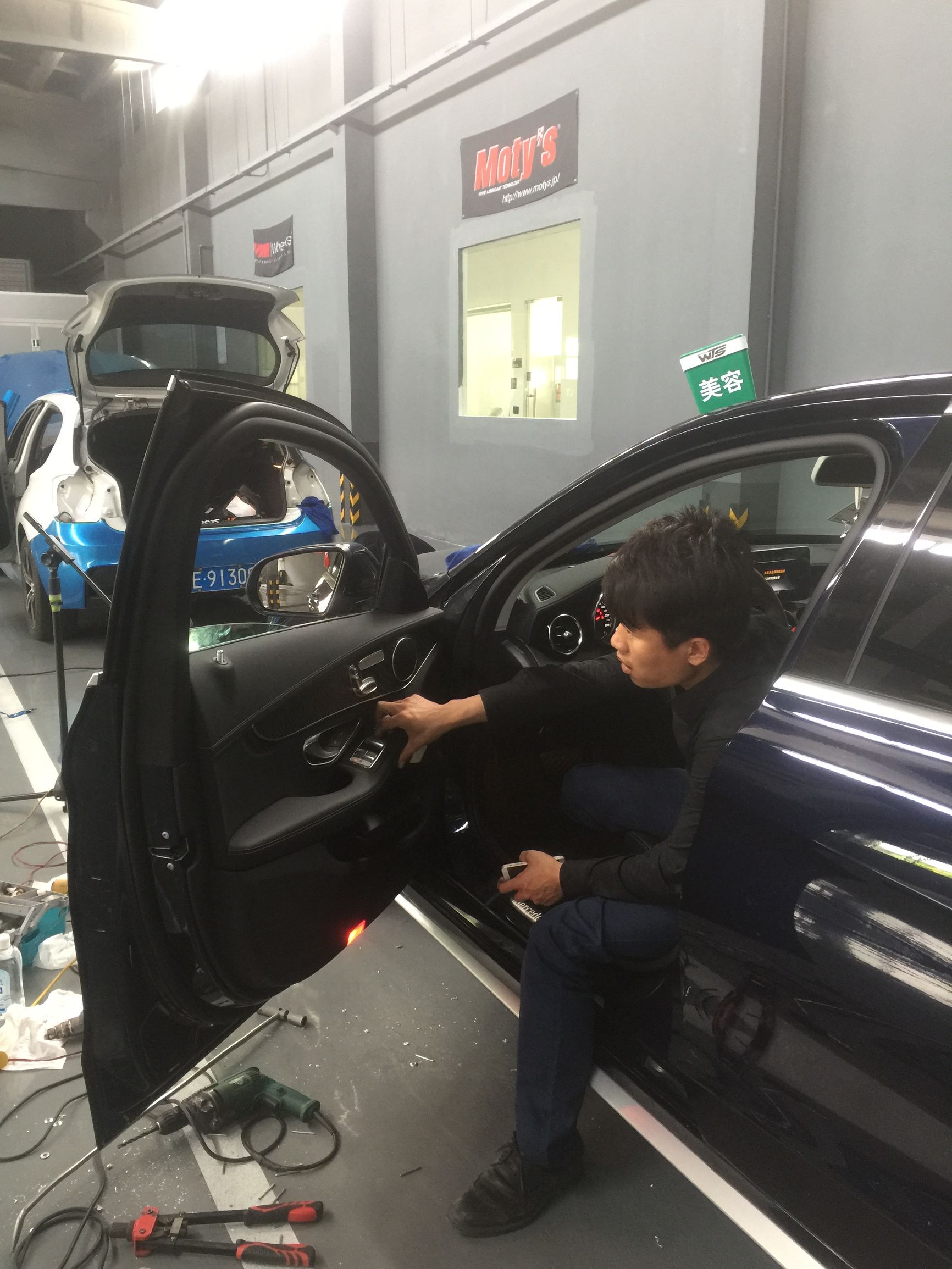 奔驰凹陷无痕修复,奔驰车门凹陷掉漆修复多少钱