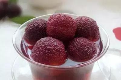 杨梅有小白虫把它用盐水泡出来,不小心吃了杨梅里的小白虫怎么办