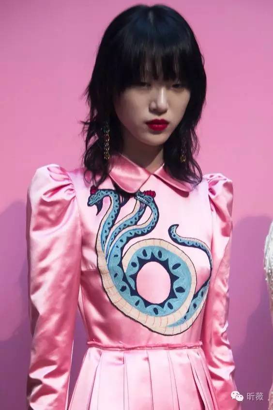 从动物世界到迷幻花园，“绣”出街头最高回头率，这样的单品你必须有一件