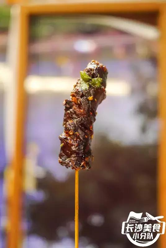这家远离热门宵夜圣地的湘西烧烤店凭什么吸引食客？
