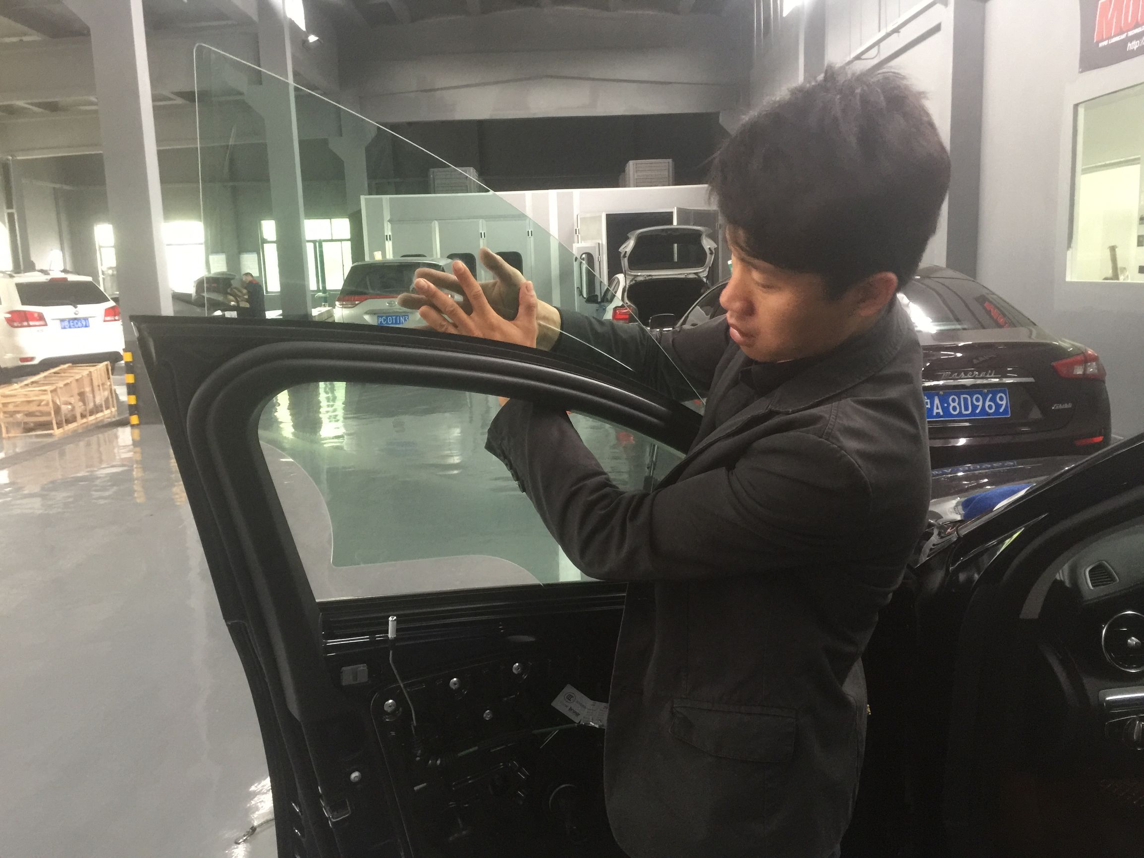 奔驰凹陷无痕修复,奔驰车门凹陷掉漆修复多少钱