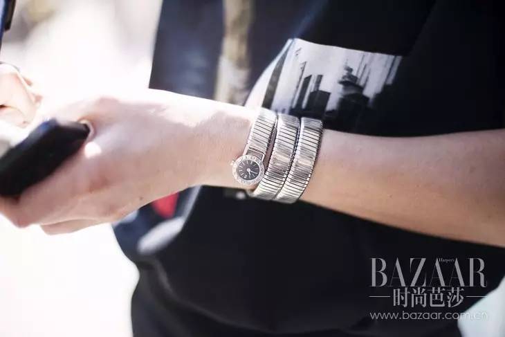 我的表可以绕手腕3圈，你却还在玩3年前的叠戴！