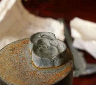 商场柜台买的翡翠保真吗,商场里买的100元的翡翠是真的不