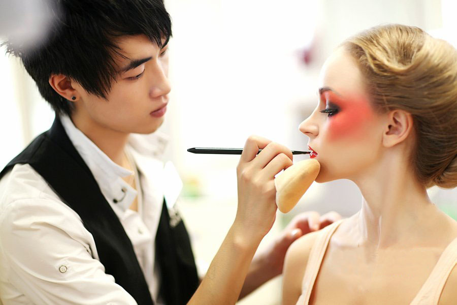 化妆美甲培训学校在哪里学,化妆美甲培训学哪些专业比较好