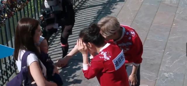 鹿晗热巴互相公主抱视频,热巴与鹿晗温馨逗小孩