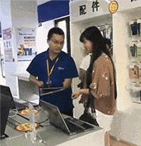 这个底下是铺的什么，感觉踩上去很舒服