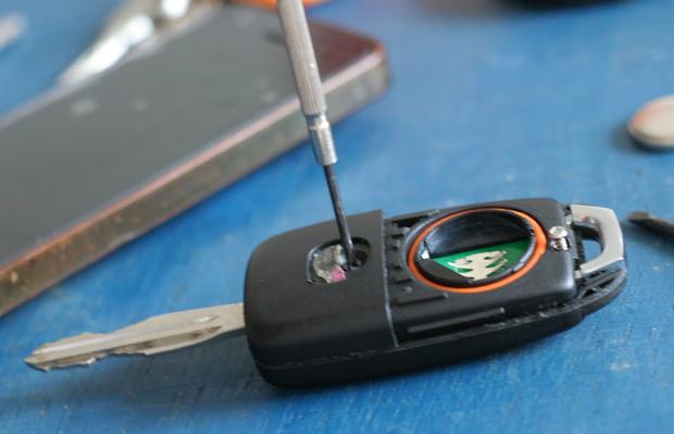 汽车折叠钥匙丢了配一把多少钱,汽车钥匙掉到水里以后还能使用吗