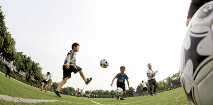 成都有多少足球人口,成都10万人足球