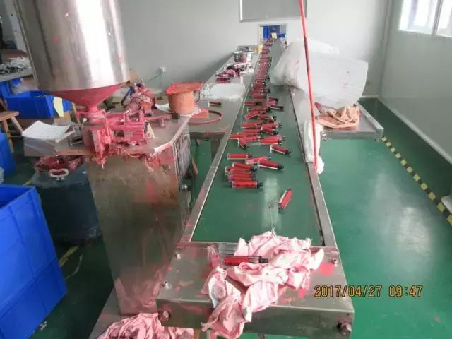 惊心!你高价代购的资生堂、欧莱雅、倩碧可能是假的!化工桶装满不知名原料,成本仅几毛钱!