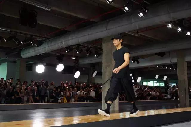 vetements摆烂短袖,vetements新款bomber