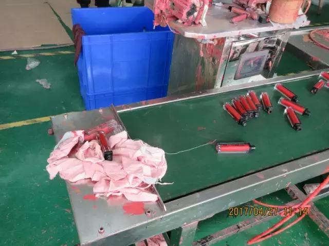 惊心！你高价代购的资生堂、欧莱雅、倩碧可能是假的！化工桶装满不知名原料，成本仅几毛钱！