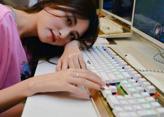 带女友一起玩LOL,一把游戏还没打完女友竟提出分手