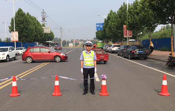 交警护学岗暖心守护,焦作交警护航员