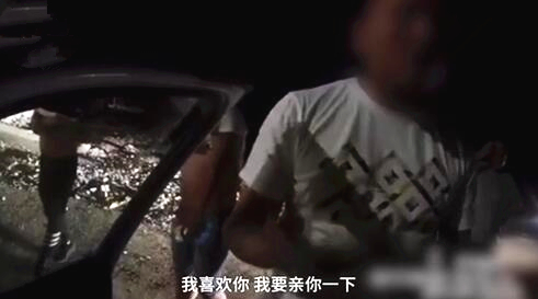 醉汉挑衅民警被制服,醉汉推搡民警持菜刀威胁民警