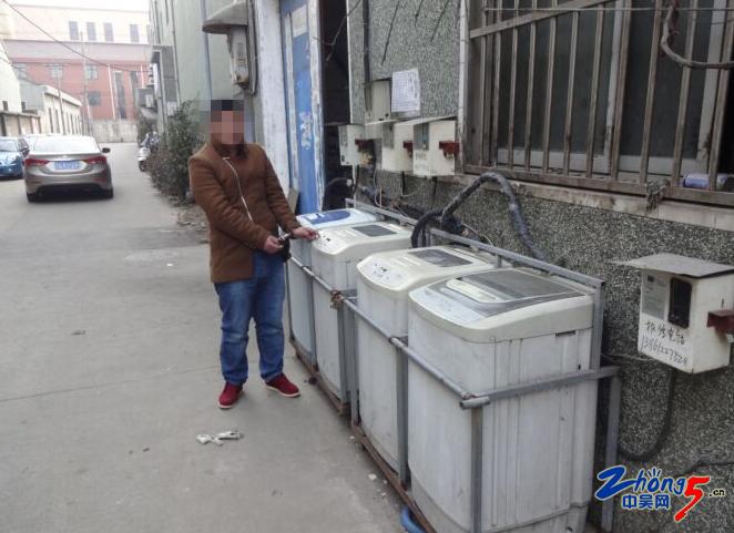 洗衣看中投币洗衣机男子火枪烧锁窃得3500余硬币