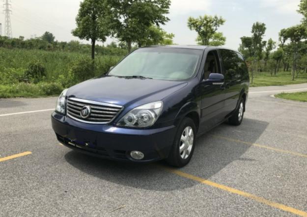 开了十年的别克gl8多少钱,花3-4万买辆五菱宏光mini值得吗