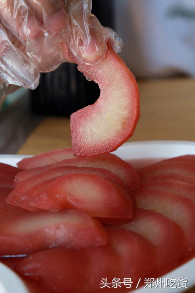 WTF？去南阳路吃海鲜，服务员把菜倒桌上就走，连筷子都没有？