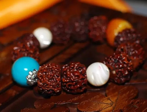 戴绿松石手串的功效是什么,不同的绿松石手串有什么区别