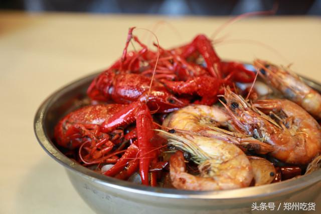 WTF？去南阳路吃海鲜，服务员把菜倒桌上就走，连筷子都没有？