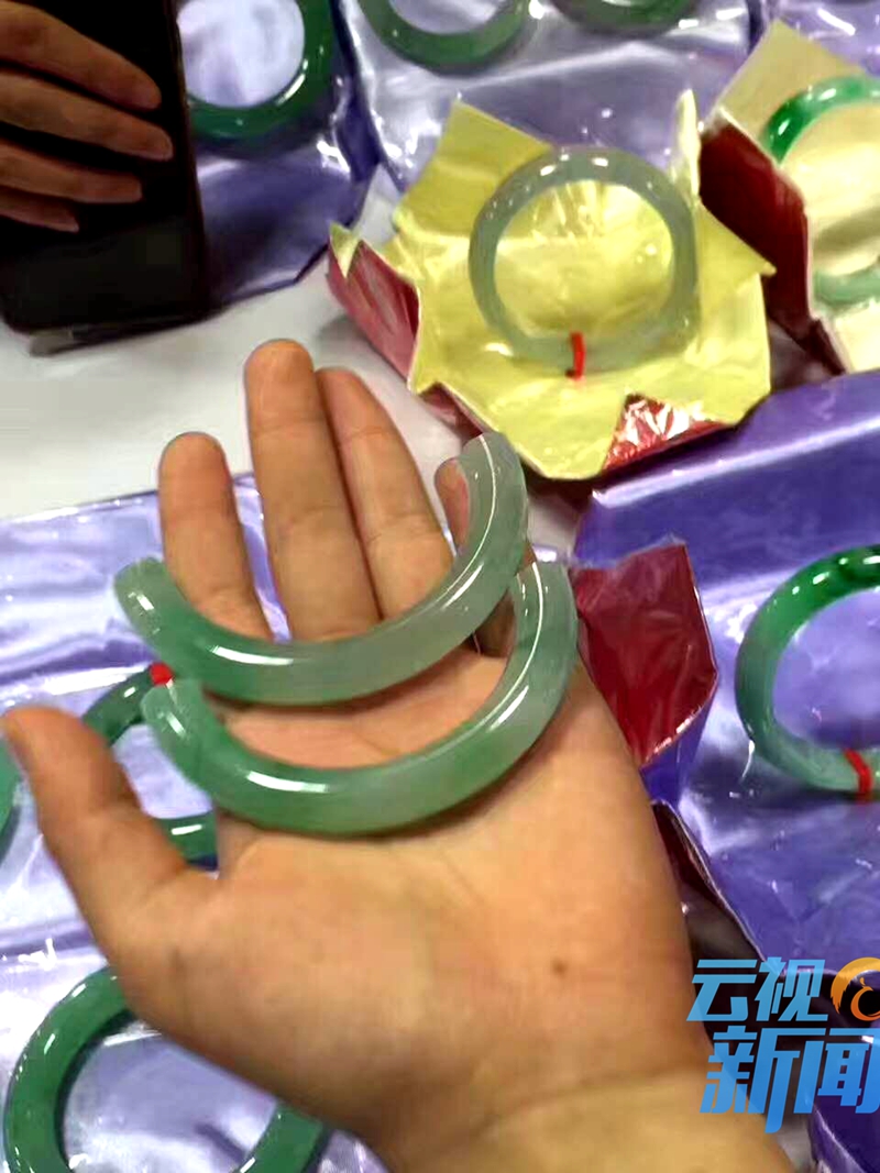 游客摔断玉镯价格,游客买玉镯断裂的处理