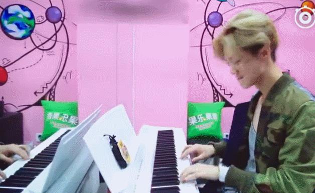 鹿晗打球足球,鹿晗真是又帅又美