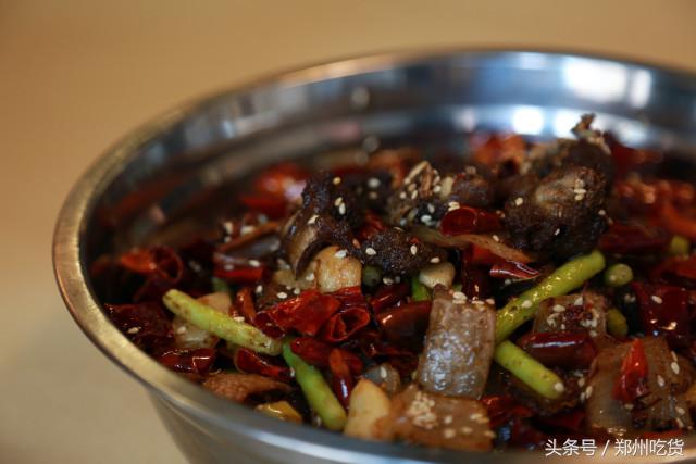 WTF？去南阳路吃海鲜，服务员把菜倒桌上就走，连筷子都没有？