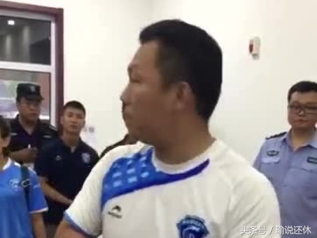 吹出退赛风波的裁判被人肉，他这照片亮了！这般坑人家咋找女友？