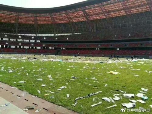 歌神张学友为什么不停地开演唱会,歌神张学友头发乱了演唱会现场