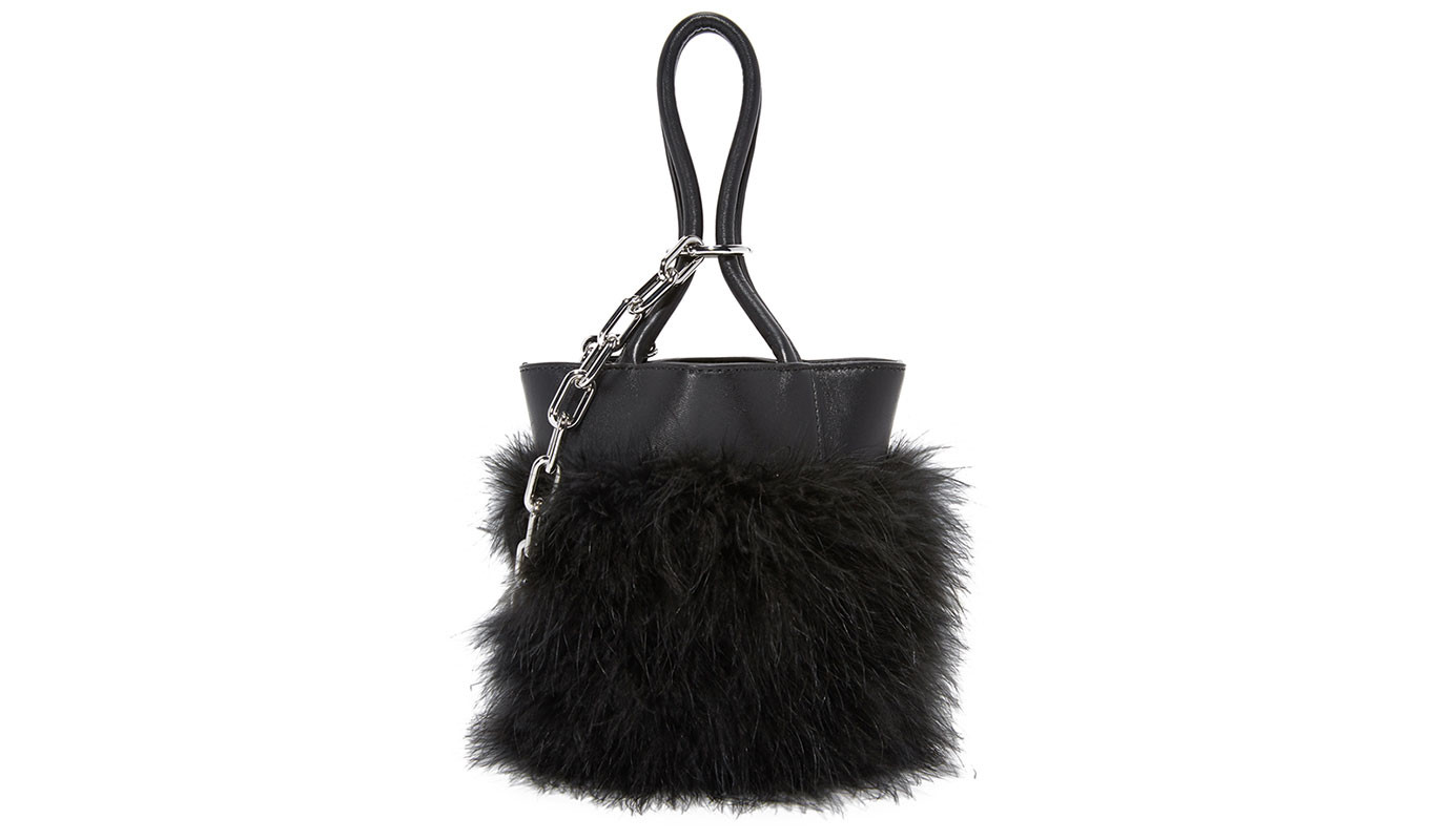 今年流行的羽毛女款衣服,最流行羽毛衣