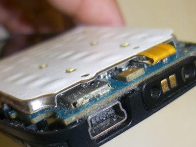 手机充电口进灰尘了怎么快速清理,清理手机听筒灰尘最简单的方法