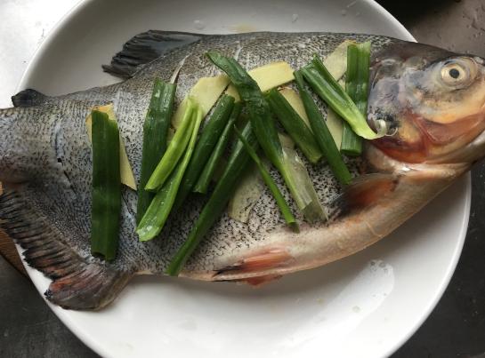 最简单的蒸鱼方法鲈鱼,蒸鱼的料汁怎么调清蒸海鱼