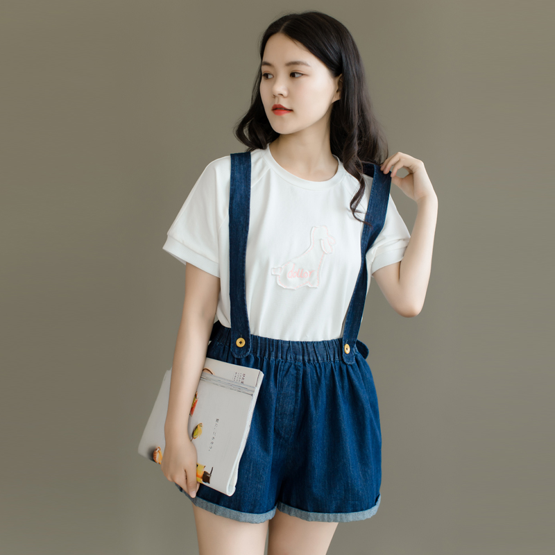 背带牛仔裤怎么搭配图片女,背带牛仔裤搭配什么上衣40多岁女