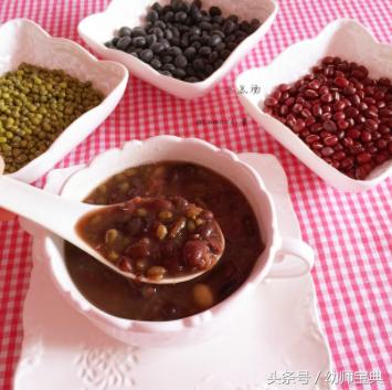 幼儿园擦痱子,夏季幼儿园驱蚊虫视频