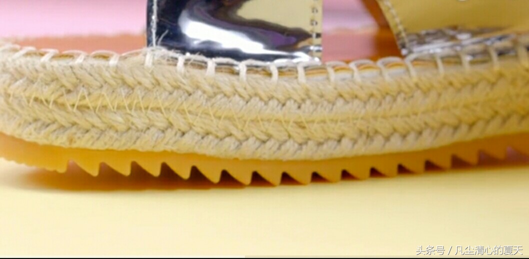 夏季凉鞋脏了怎样清洗,白凉鞋太脏了用什么办法能洗干净