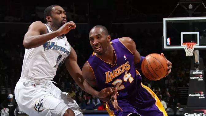 科比手指脱臼是哪场比赛,科比手指脱臼现场掰回