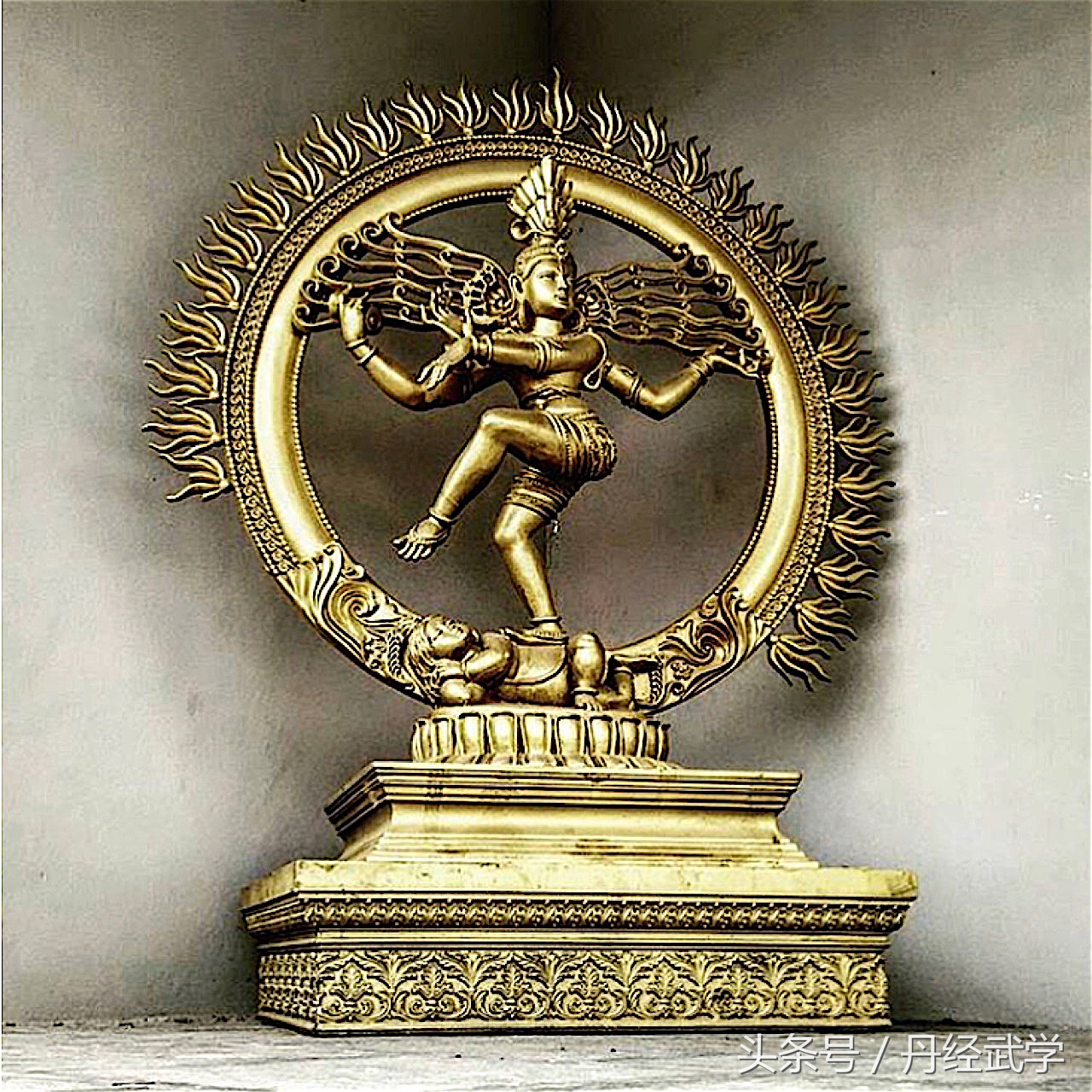 印度主神湿婆创造了瑜伽体式,印度瑜伽之光