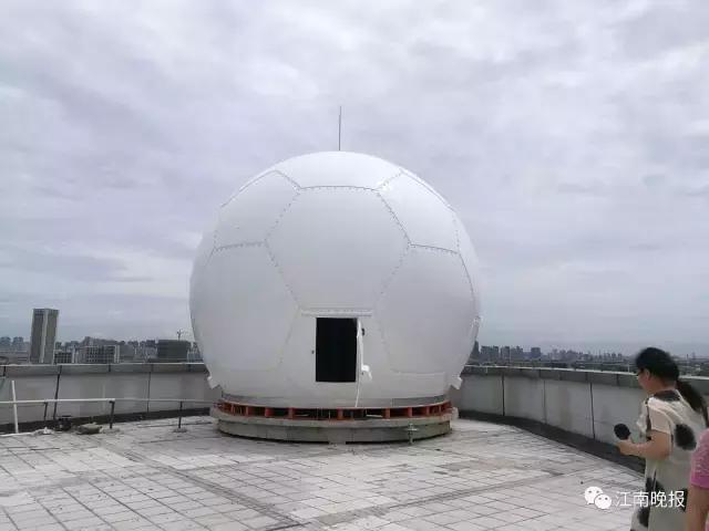 什么情况?周新路冒出个巨型足球?全省第一个,它能一眼“盯死”无锡人最讨厌的东西