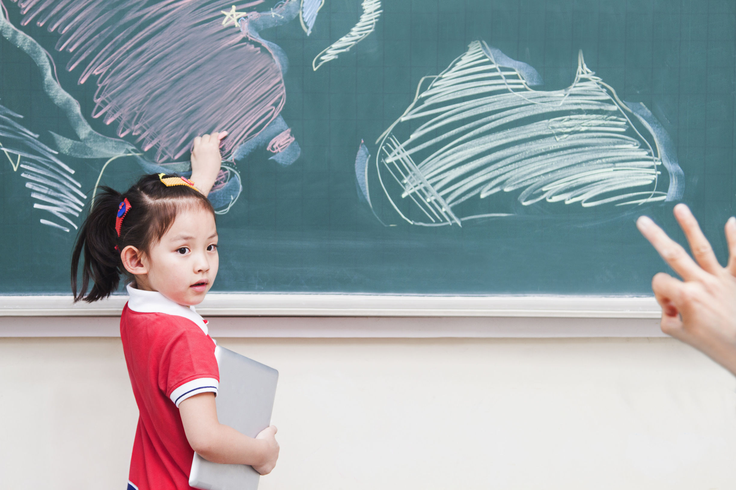 孩子把饭打翻了被妈妈打,孩子把饭打翻妈妈打他